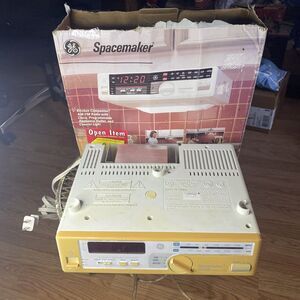 Vintage GE 7-4230 Spacemaker Kitchen AM/FM Clock Radio Under Counter w/Light